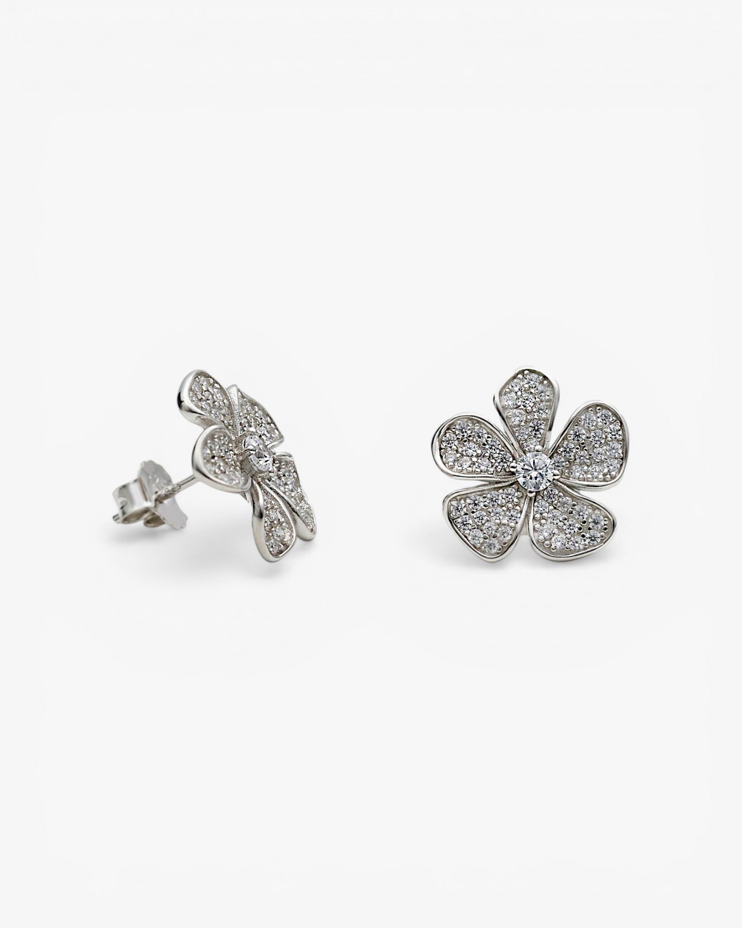 Pendiente botón de plata en forma floral