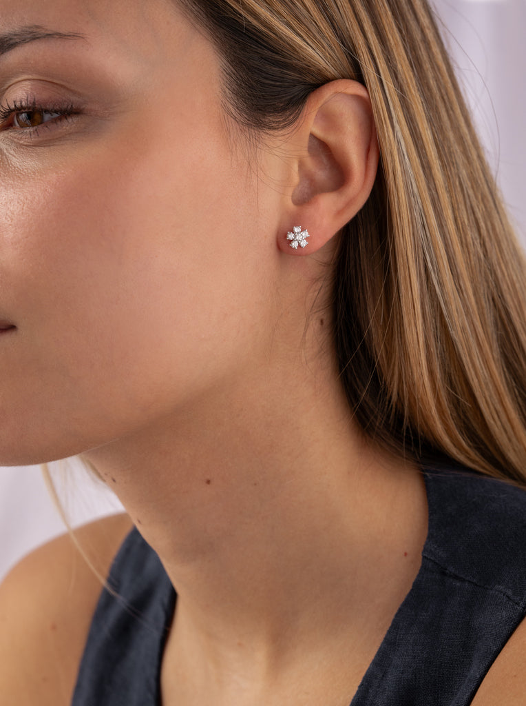 Pendientes pequeños de plata con circonitas silueta floral