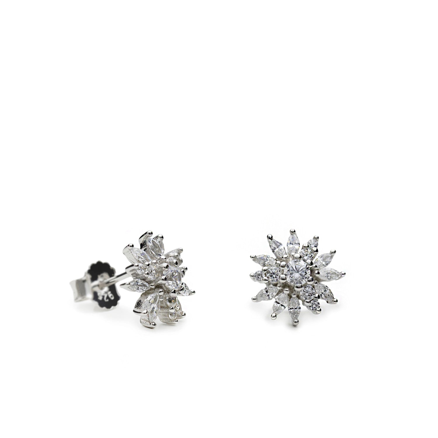 Pendientes pequeños inspirados en formas florales