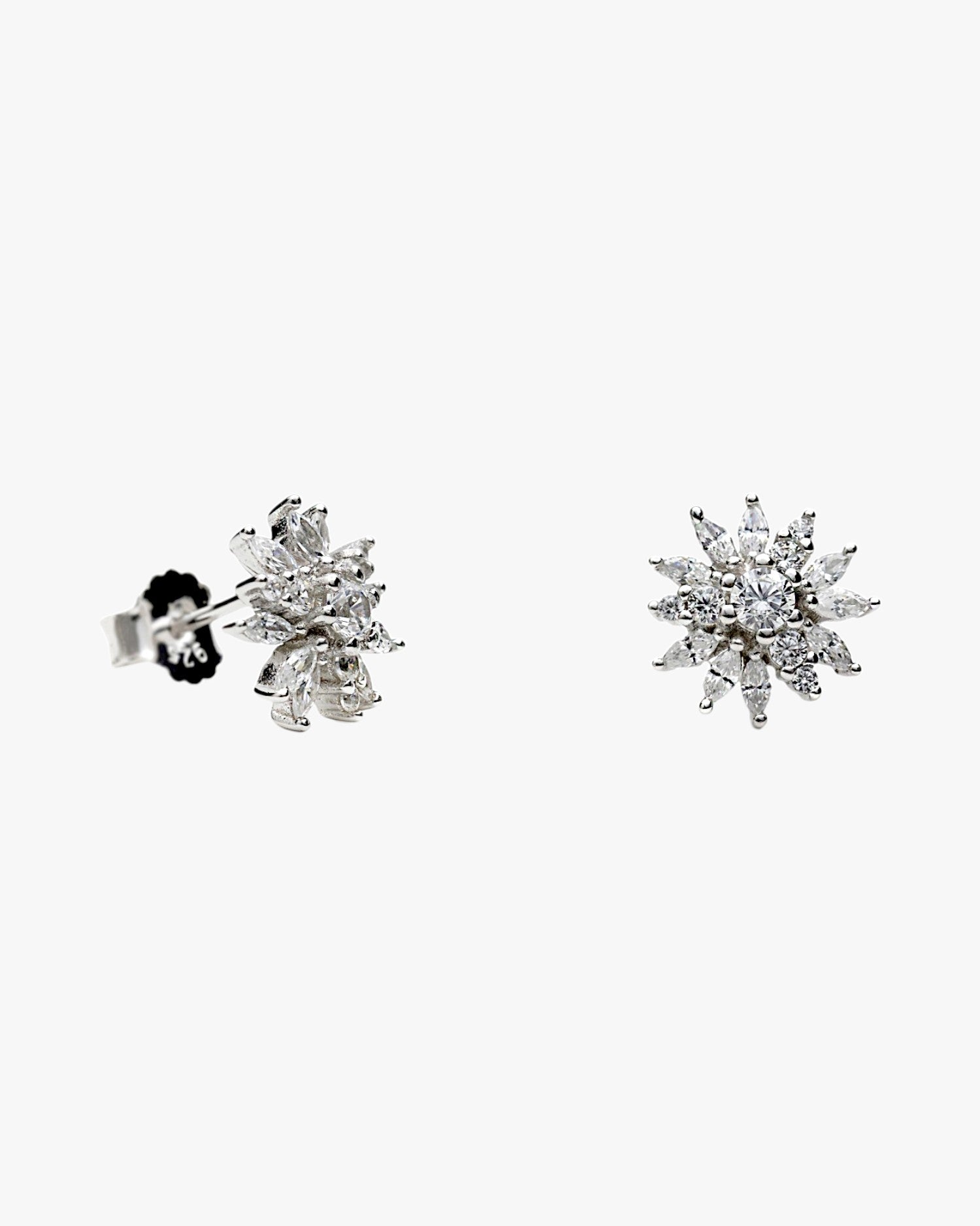 Pendientes pequeños inspirados en formas florales