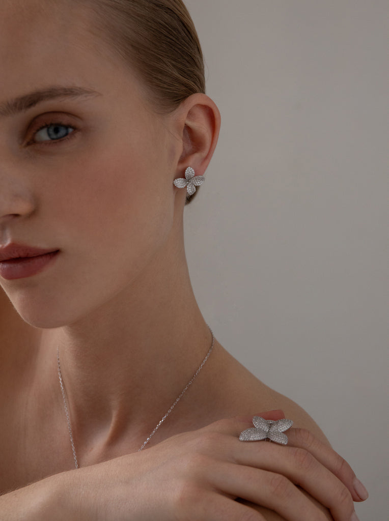 Pendientes pequeños de plata con circonitas en forma flor