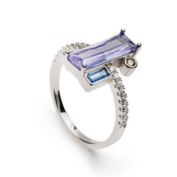 Anillo de plata con diseño geométrico y amatista