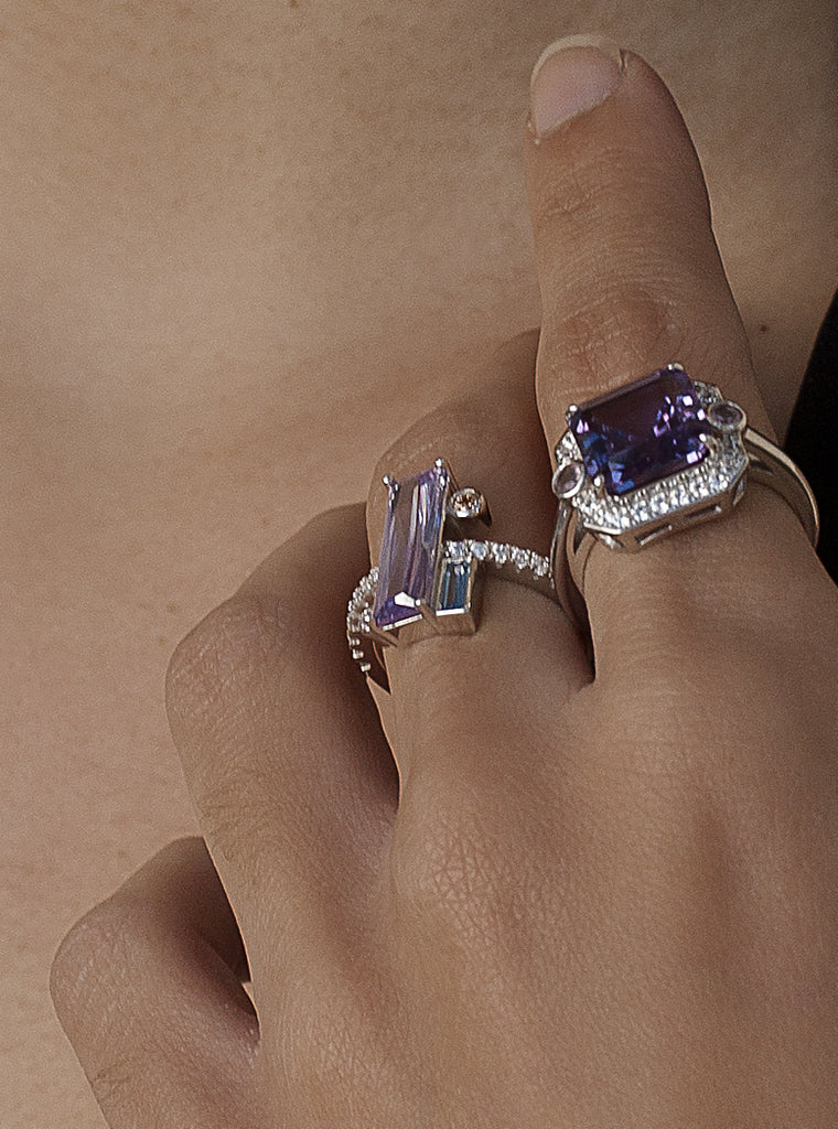Anillo de plata con diseño geométrico y amatista
