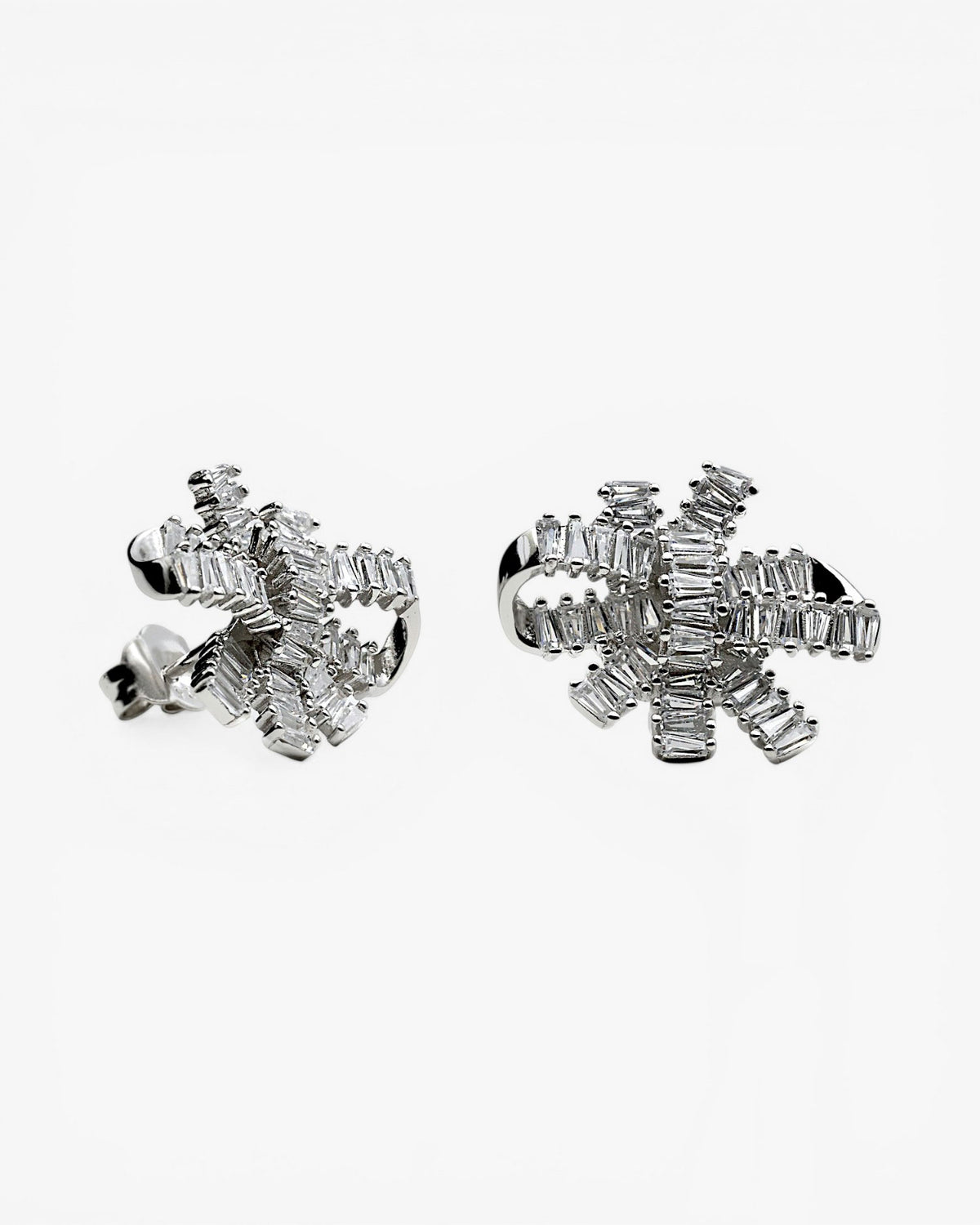 Pendientes pequeños con circonitas rectangulares forma floral