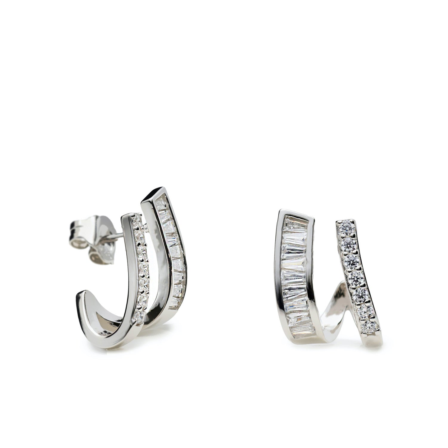 Pendientes originales con tiras de circonitas en dos tamaños.