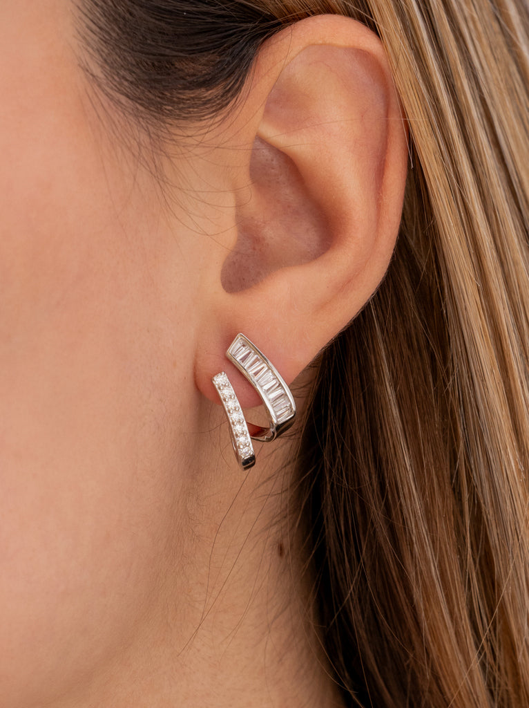 Pendientes originales con tiras de circonitas en dos tamaños.