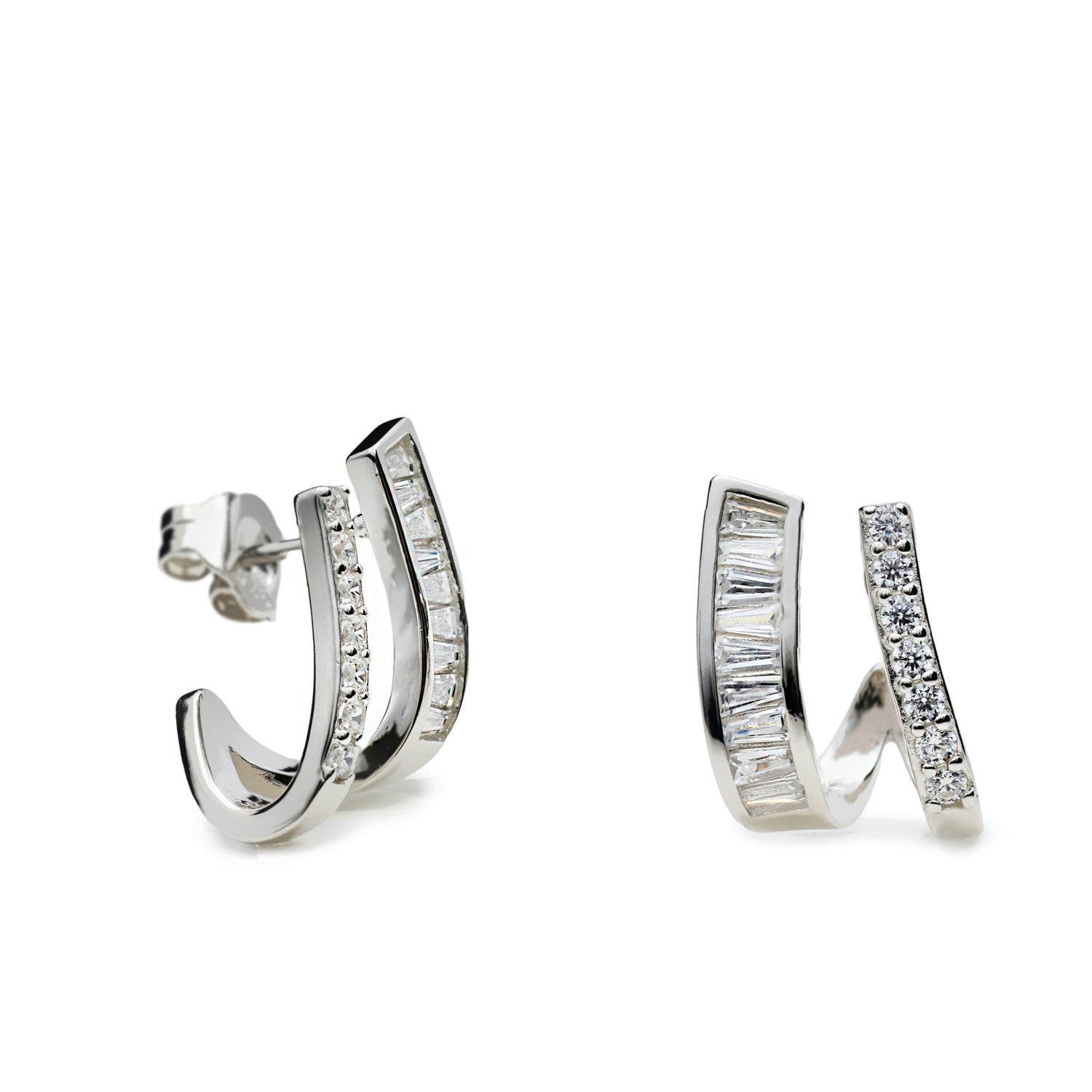 Pendientes originales con tiras de circonitas en dos tamaños.