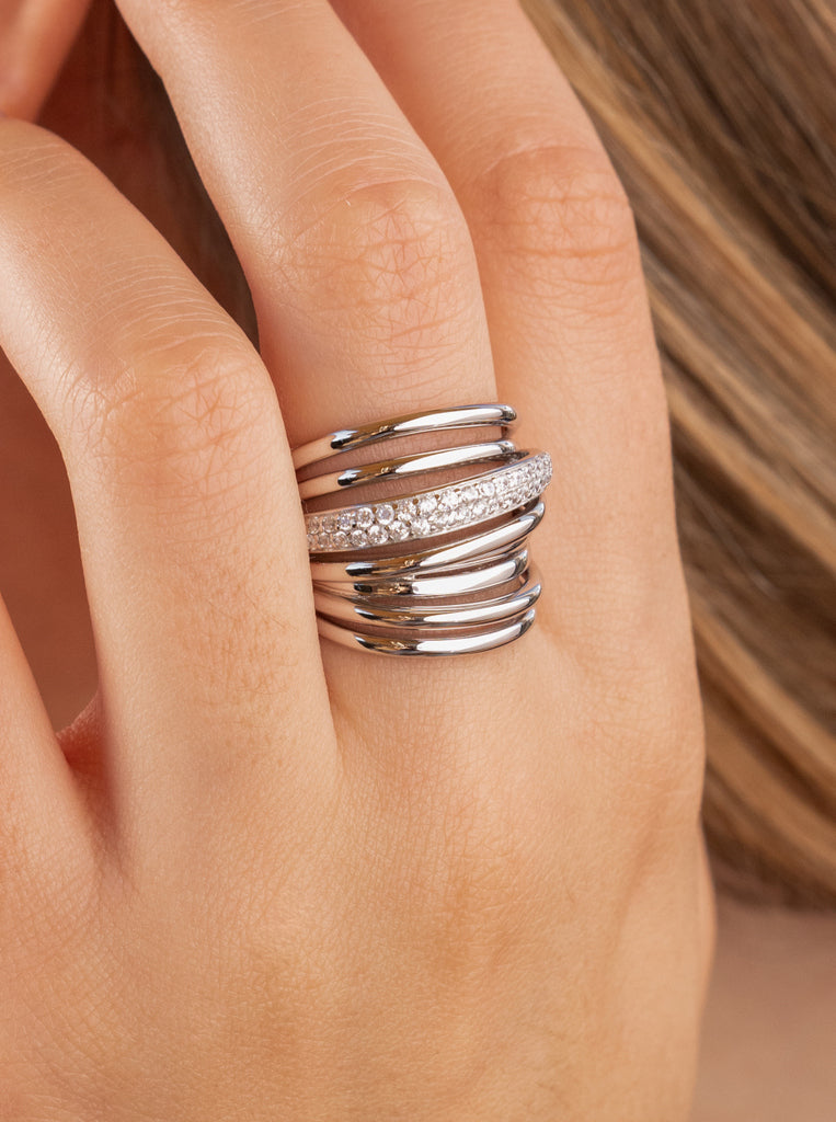 Anillo ancho de plata con varios railes y circonitas