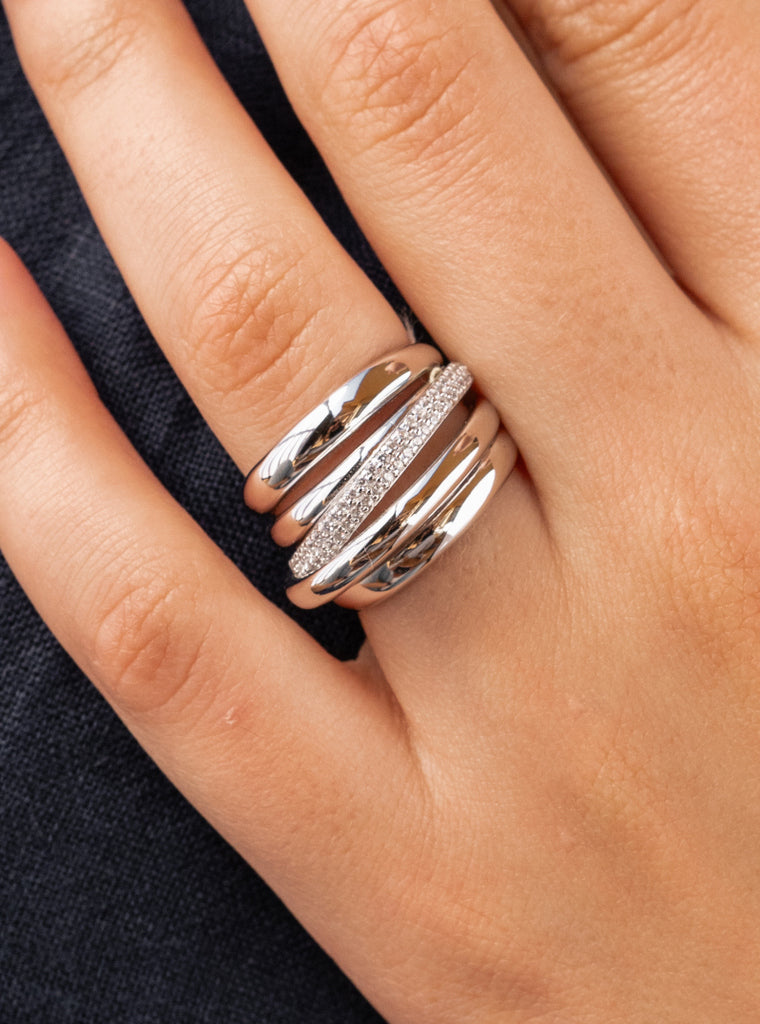 Anillo ancho de plata con rail de circonita superpuesta