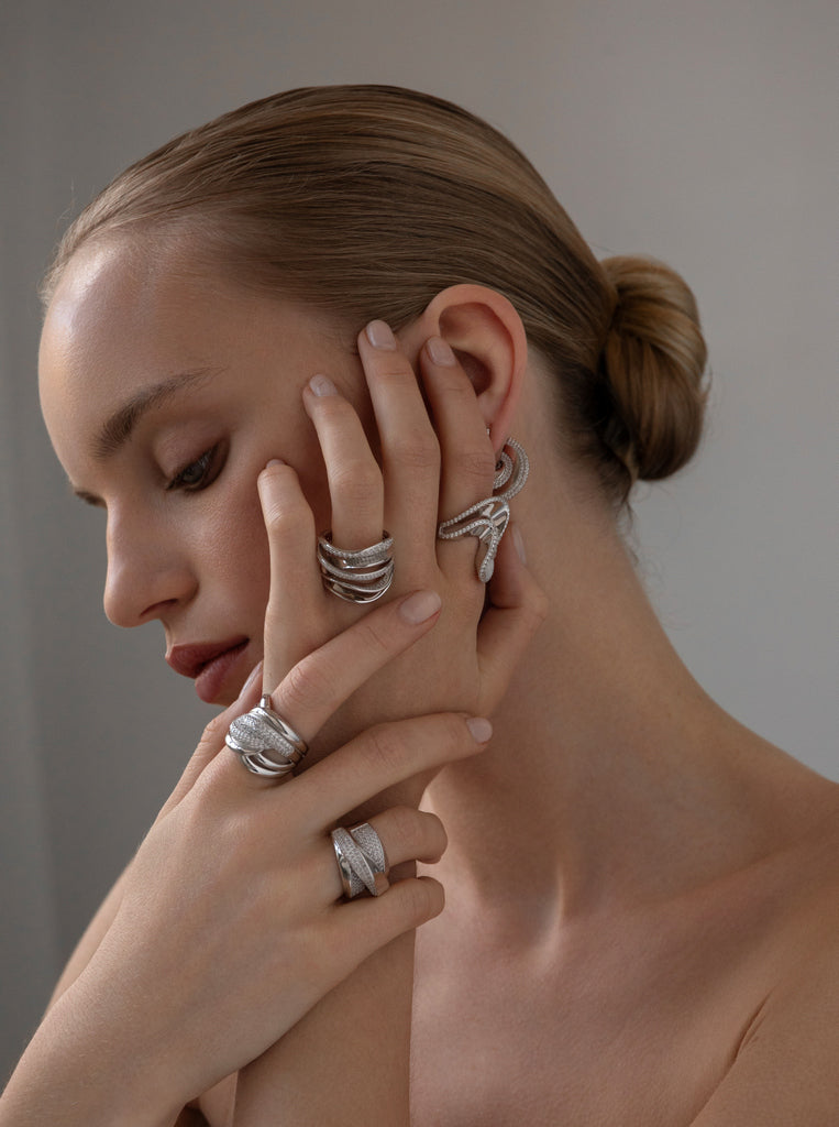 Anillo ancho de plata con circonita con volumen