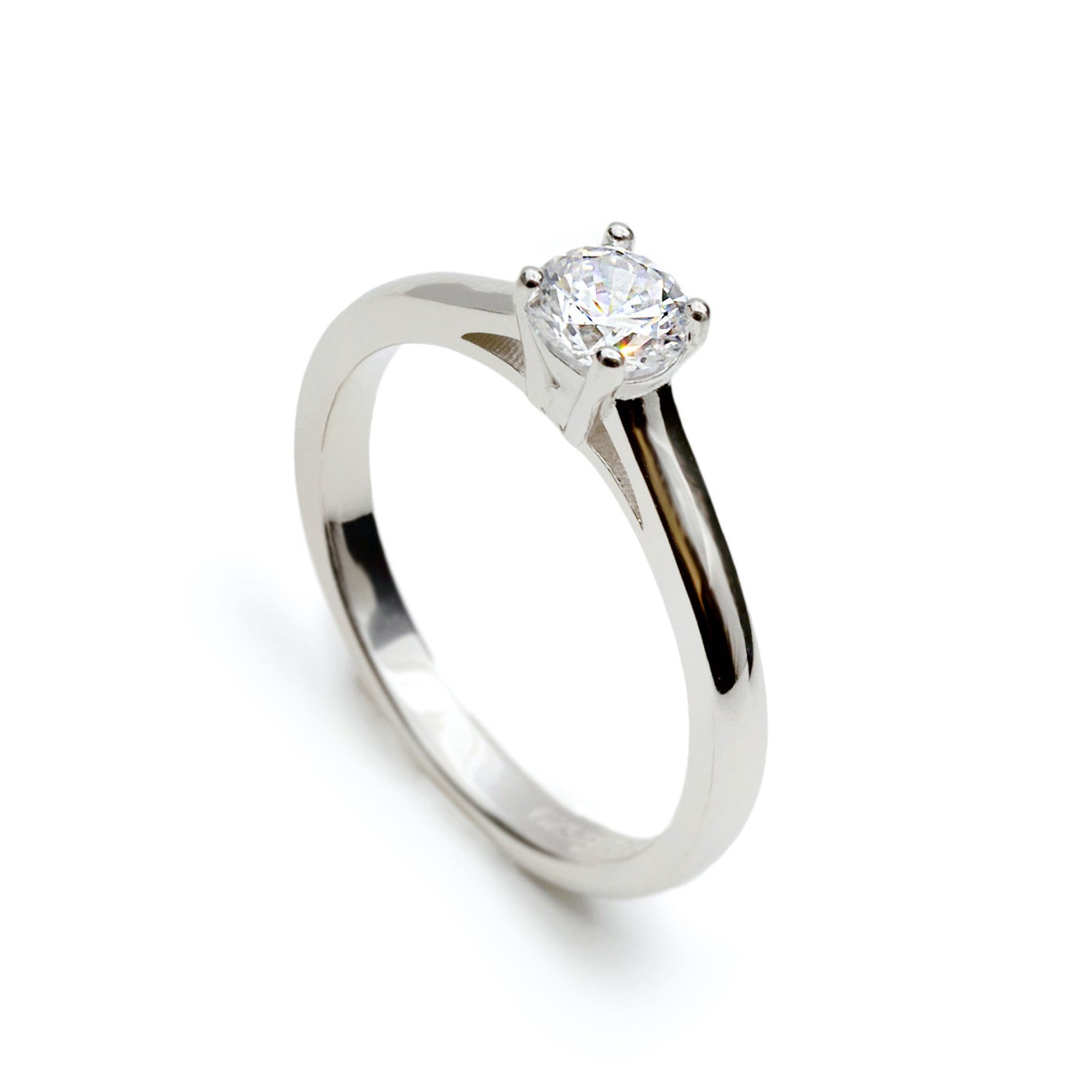 bague solitaire de argent avec zircon en claws