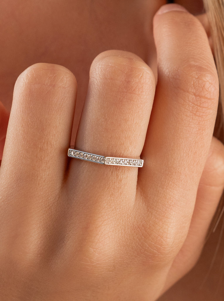 bague fino de argent avec zircons style triangulaire