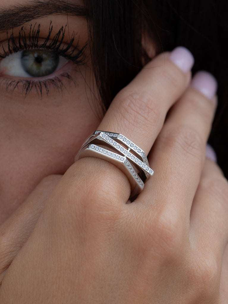 Anillo ancho con circonitas formas geometricas
