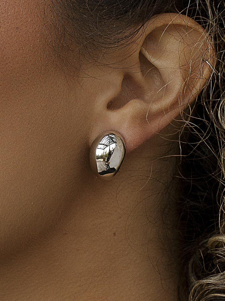 Pendientes de plata en forma de gota en cierre omega