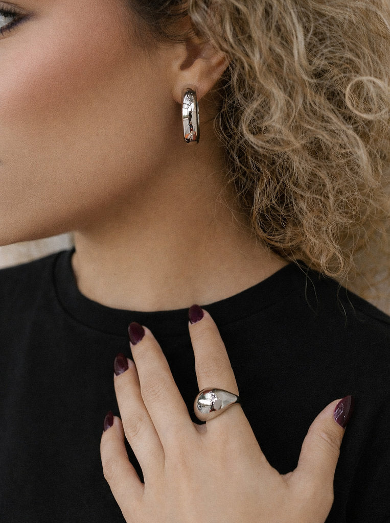 anillo grande de plata en forma de gota