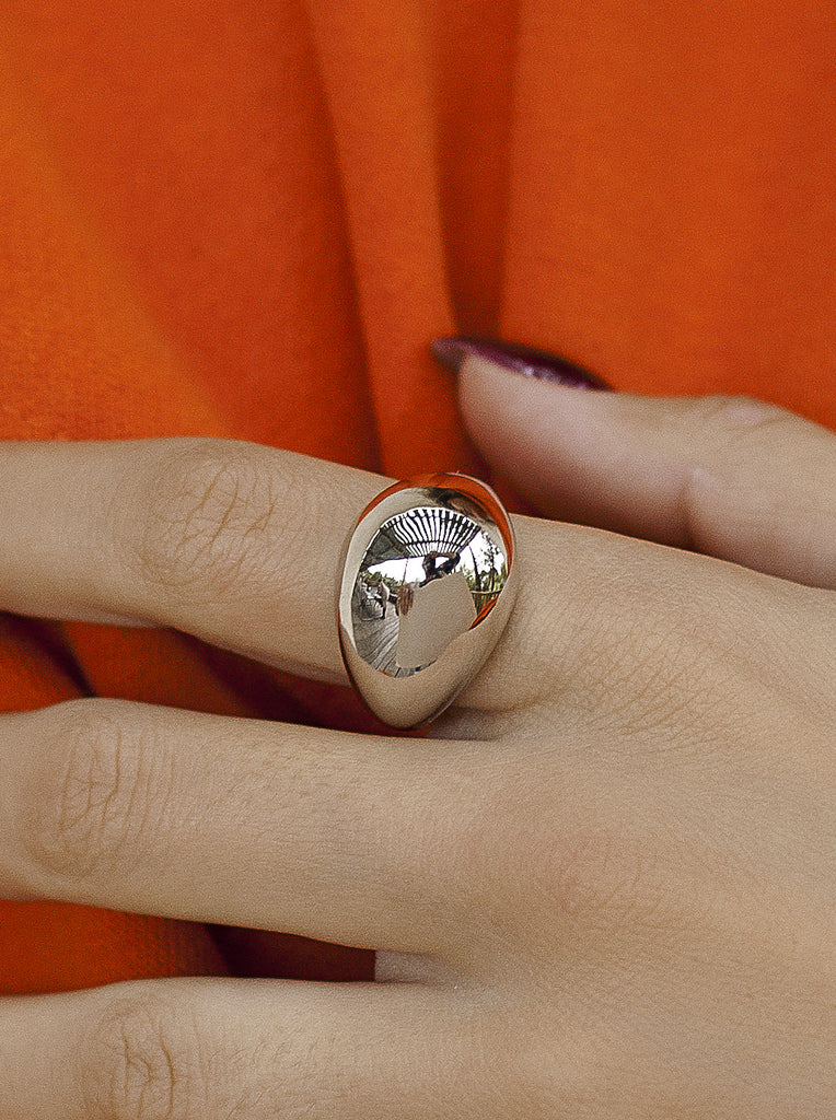 anillo grande de plata en forma de gota