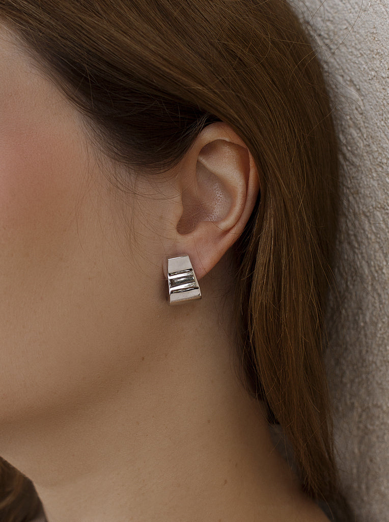 Pendientes de plata con diseño geométrico y elegante
