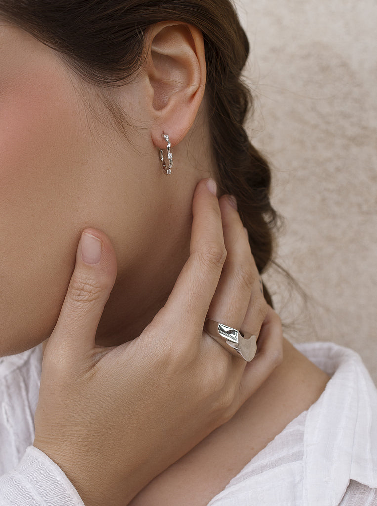 Anillos de diseño en plata de estilo curvado