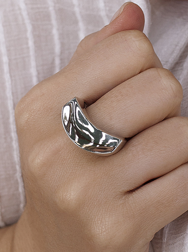Anillos de diseño en plata de estilo curvado
