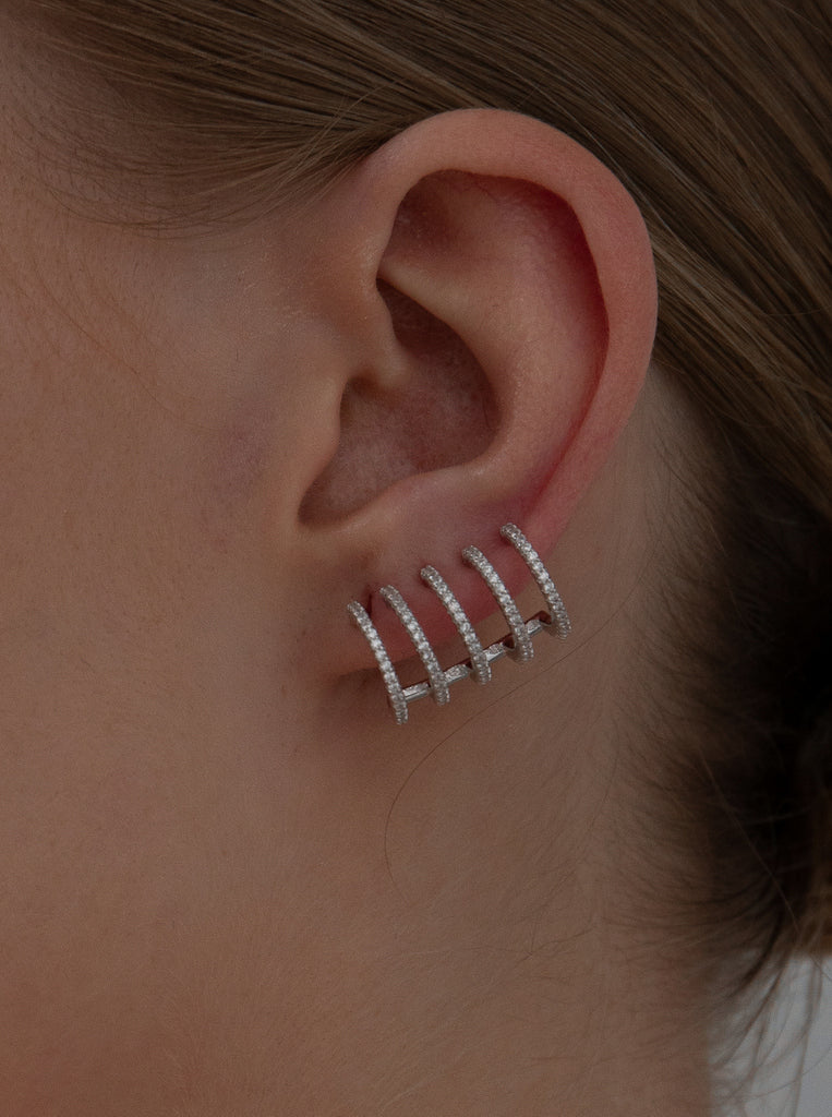 Pendiente trepadora esctructura semi circulo con circonitas