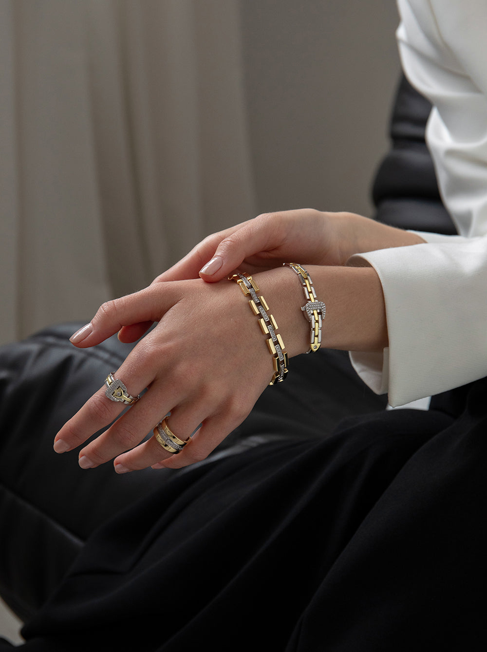 Pulsera bicolor con circonitas y diseño tipo hebilla