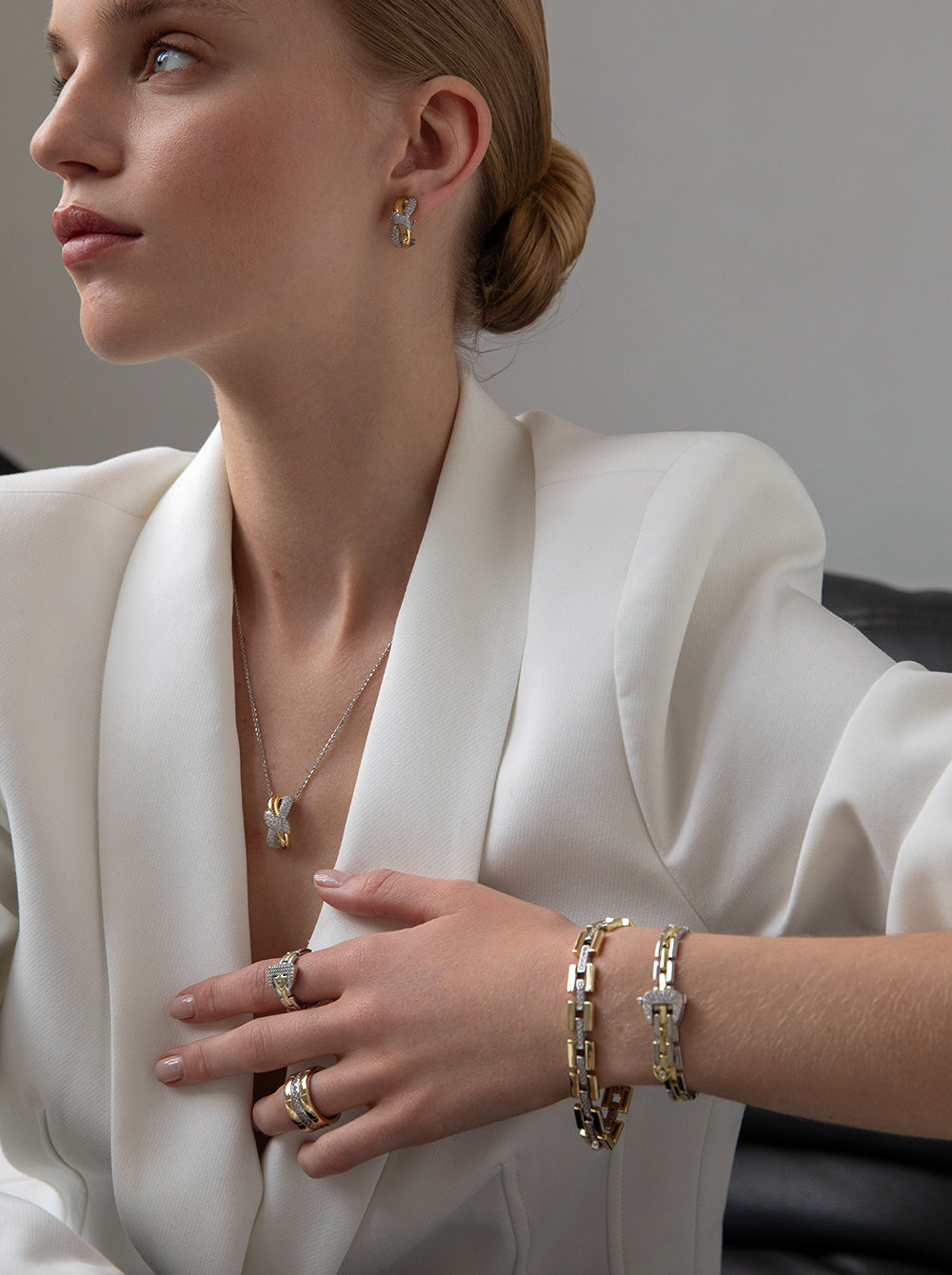 Pulsera bicolor con circonitas y diseño tipo hebilla