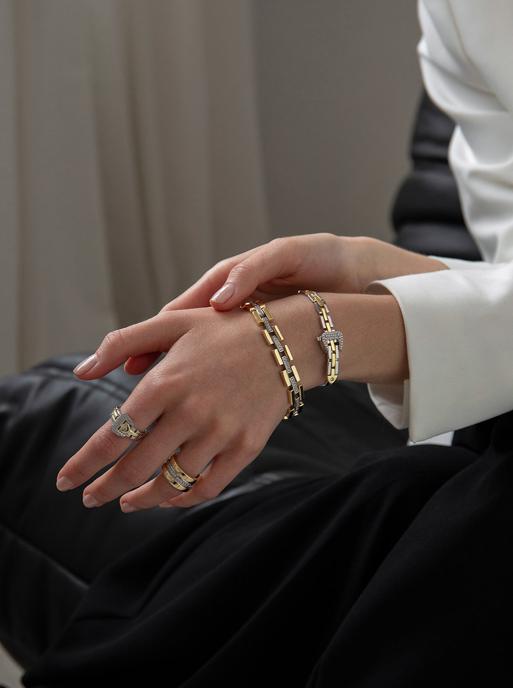 Anillo bicolor con circonitas y diseño tipo hebilla