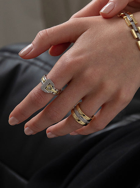 Anillo bicolor con circonitas y diseño tipo hebilla