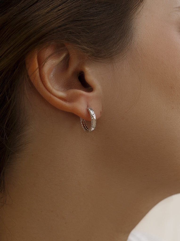 Pendientes aro de plata pequeños con mini circonitas en los laterales