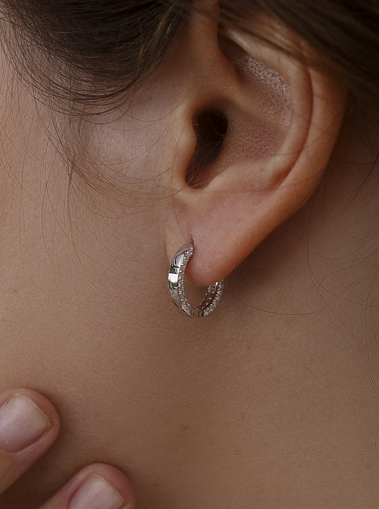 Boucles d'oreilles créoles moyennes ornées de mini-oxydes de zirconium sur les côtés