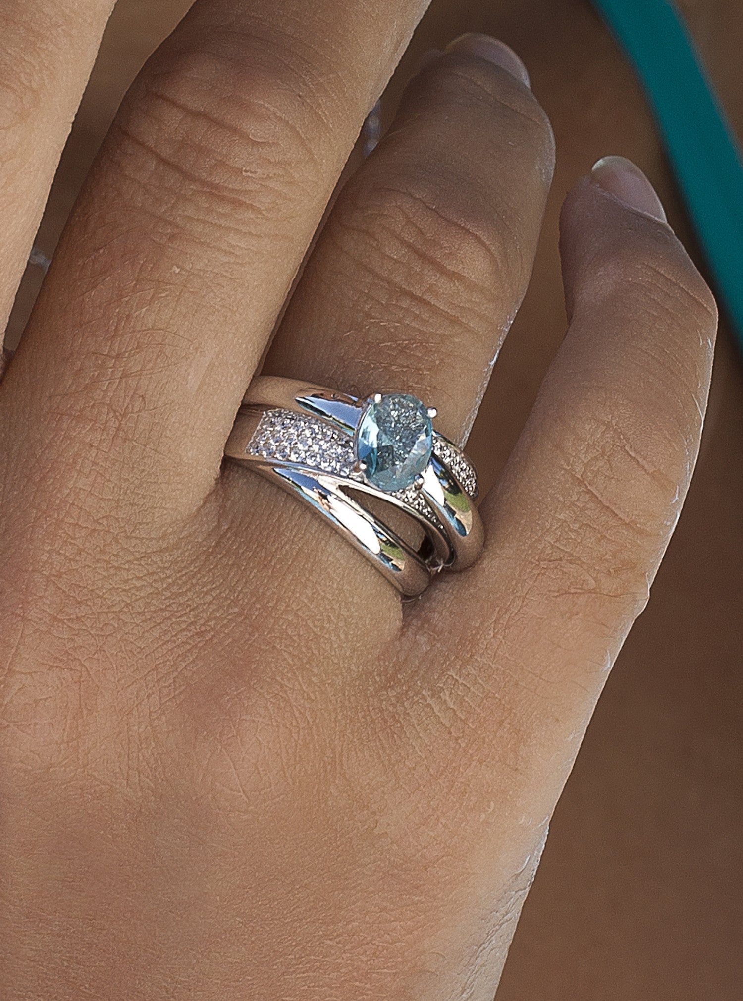 Anillo de plata enredados con circonita tono aqua