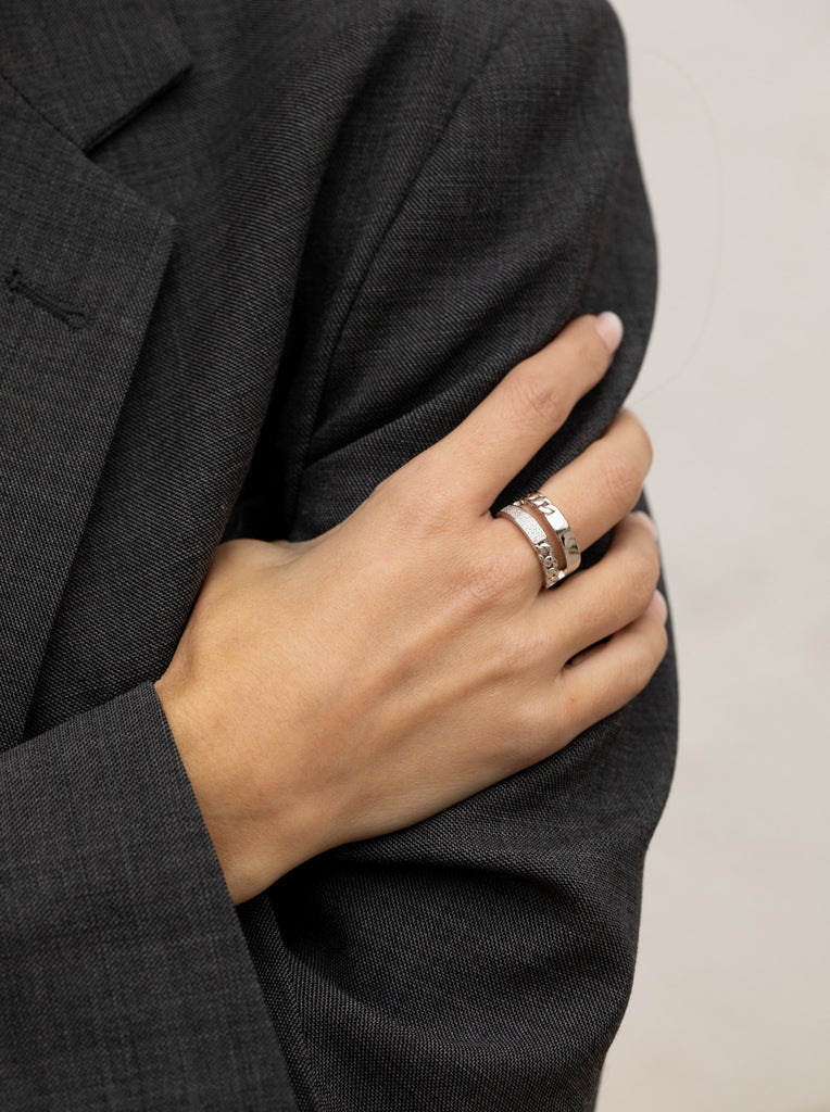 Anillo de plata ancho con circonitas y cadena