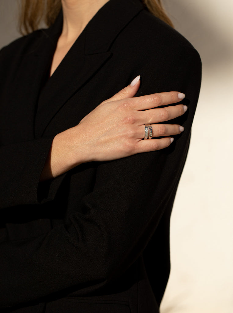 Anillo de plata ancho con circonitas y cadena