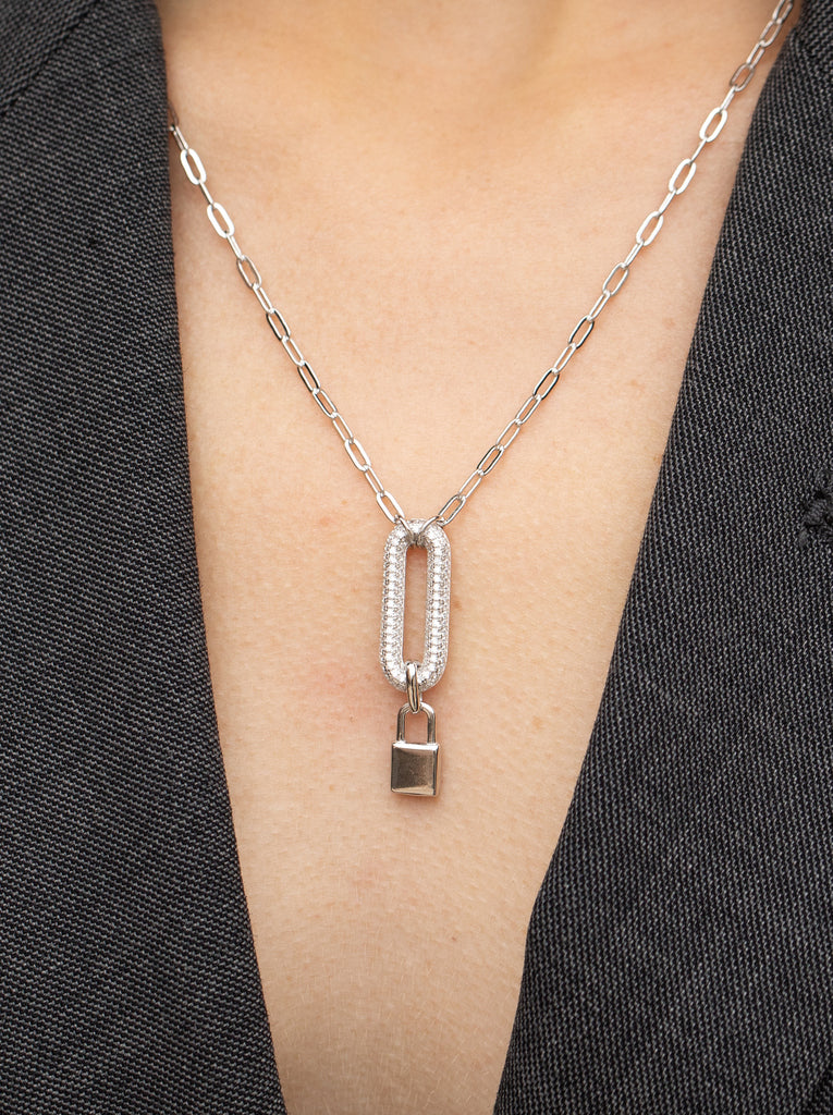 collier de argent avec zircons motif cadenas