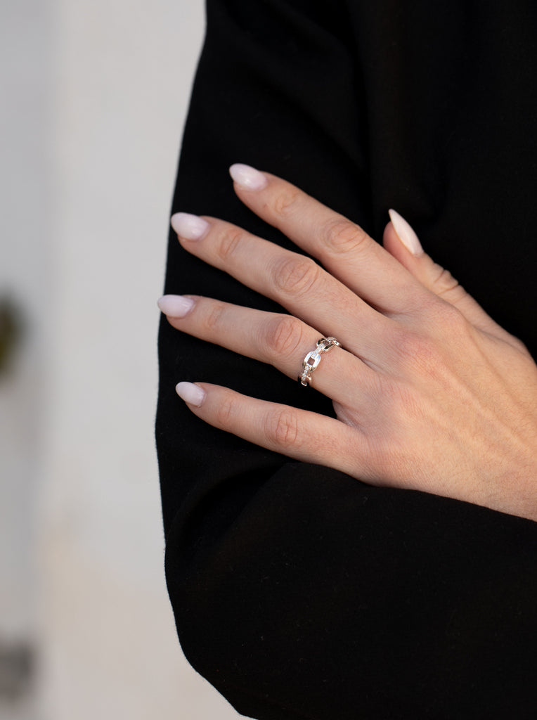 Bague en argent ornée de maillons en oxyde de zirconium