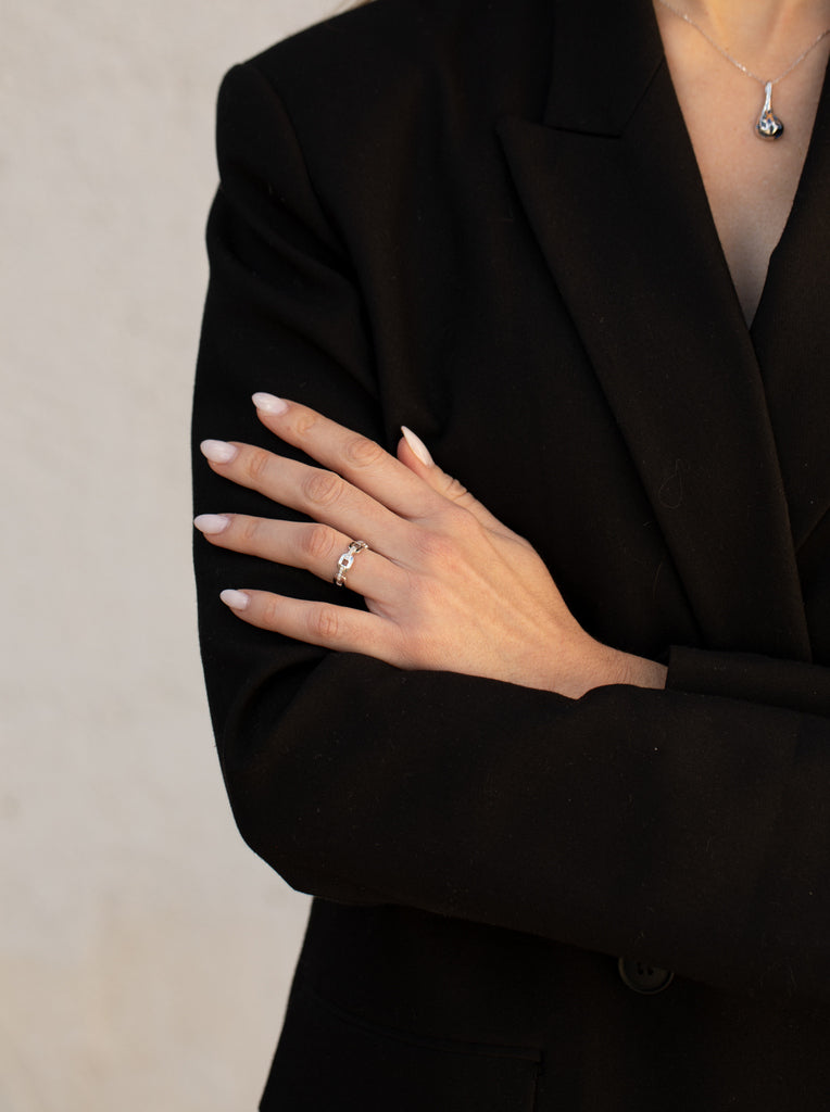 Bague en argent ornée de maillons en oxyde de zirconium