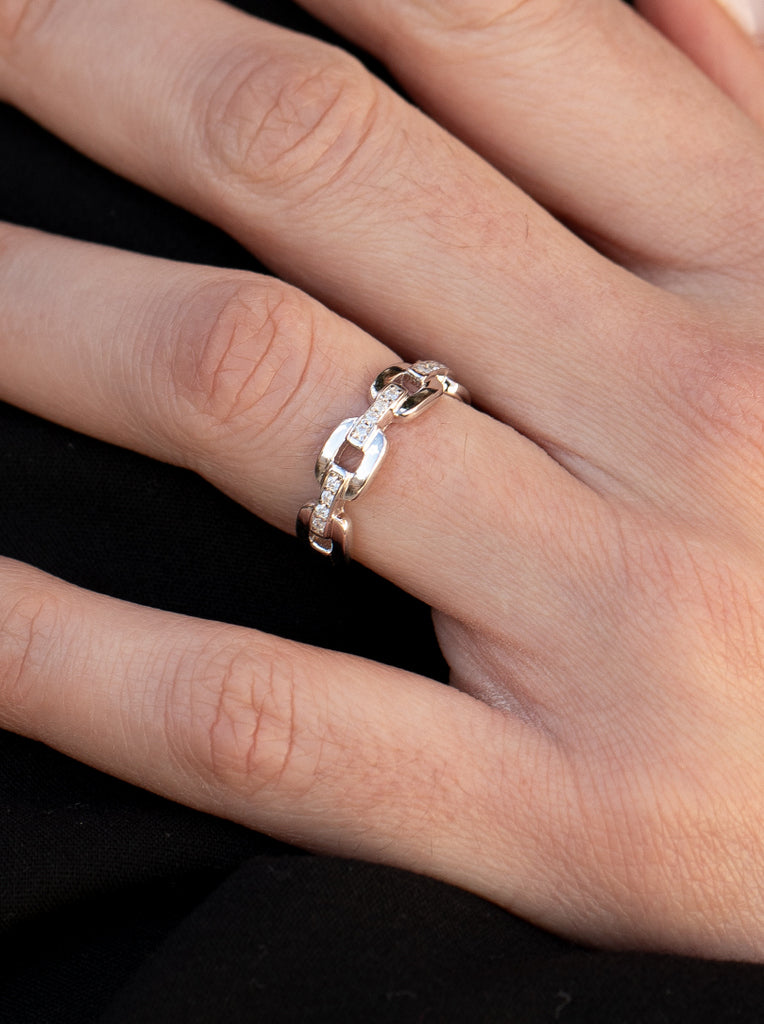 Bague en argent ornée de maillons en oxyde de zirconium