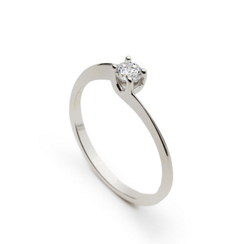 bague solitaire de argent design minimaliste et elegante