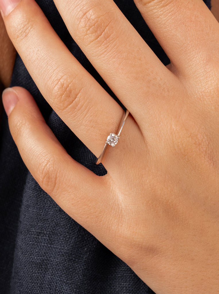 Anillo solitario de plata diseño minimalista y elegante