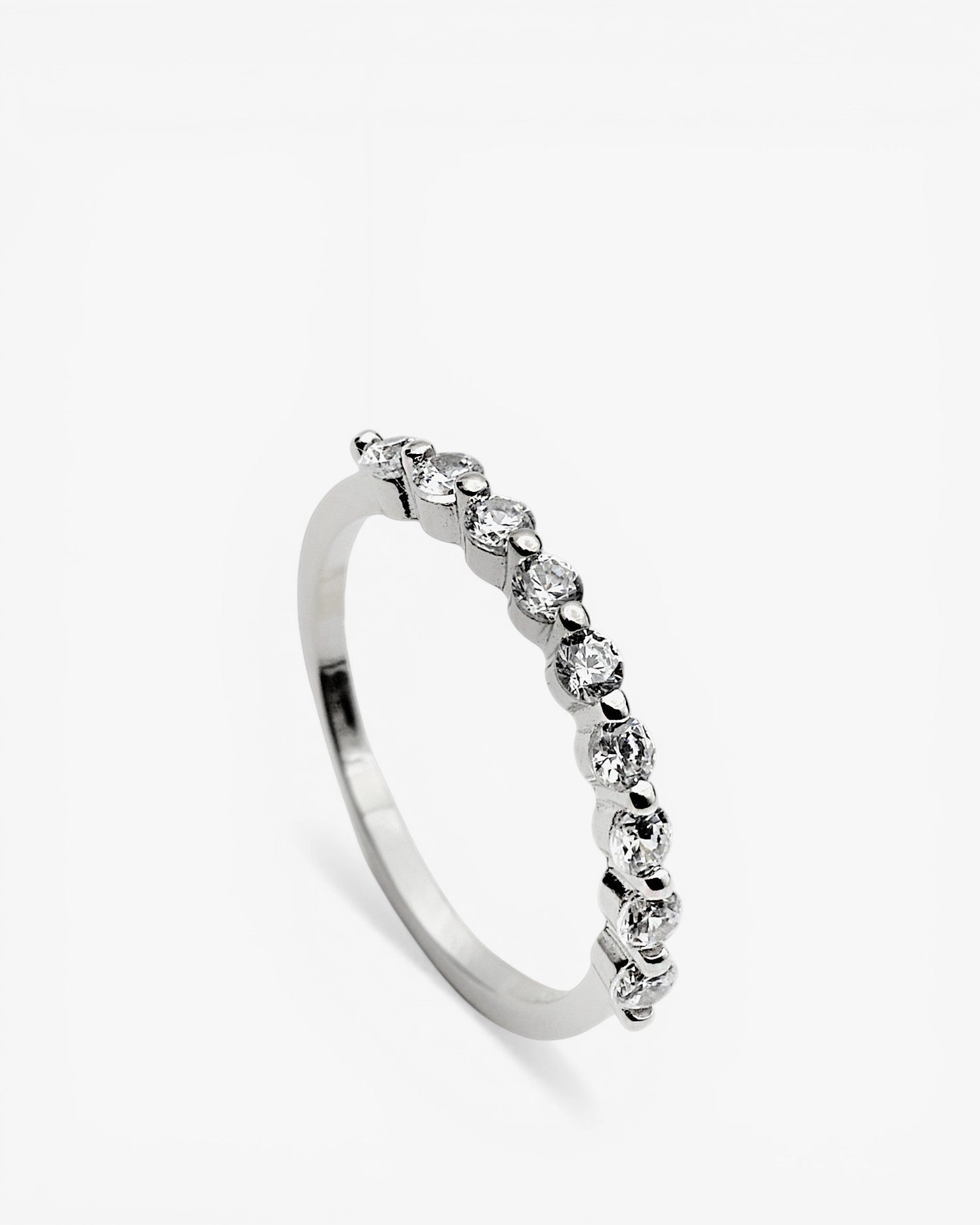 Anillos finos de plata con circonitas engastadas