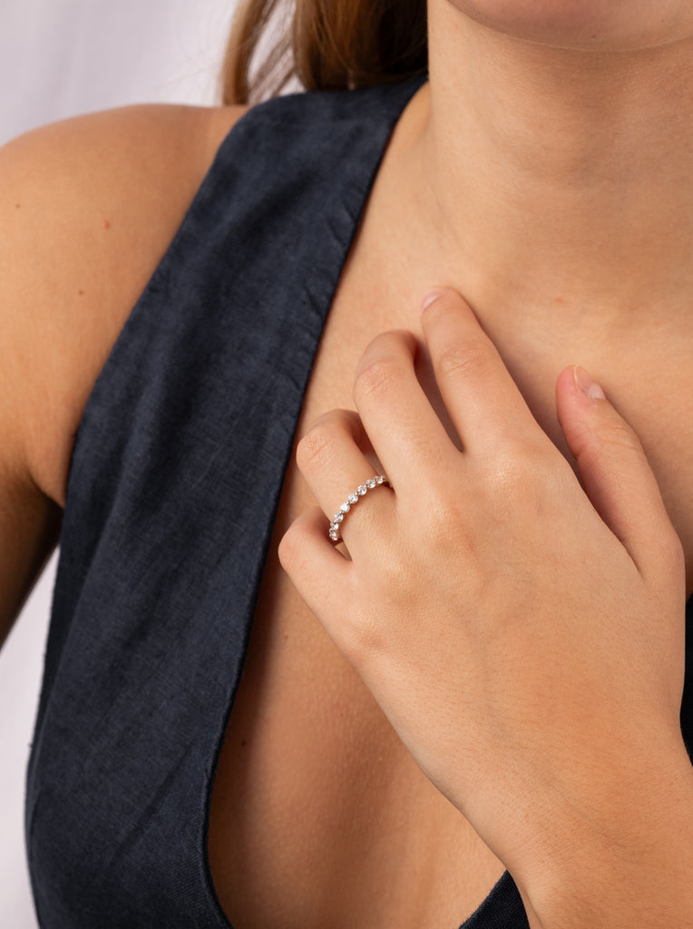 Anillos finos de plata con circonitas engastadas