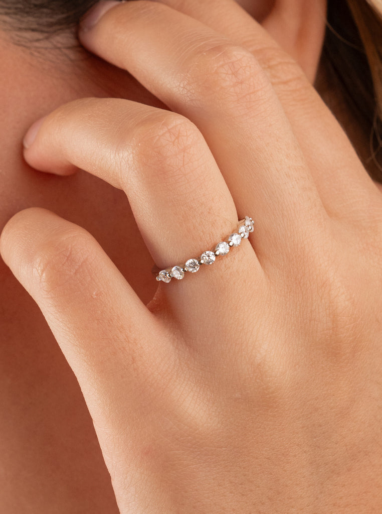 Anillos finos de plata con circonitas engastadas