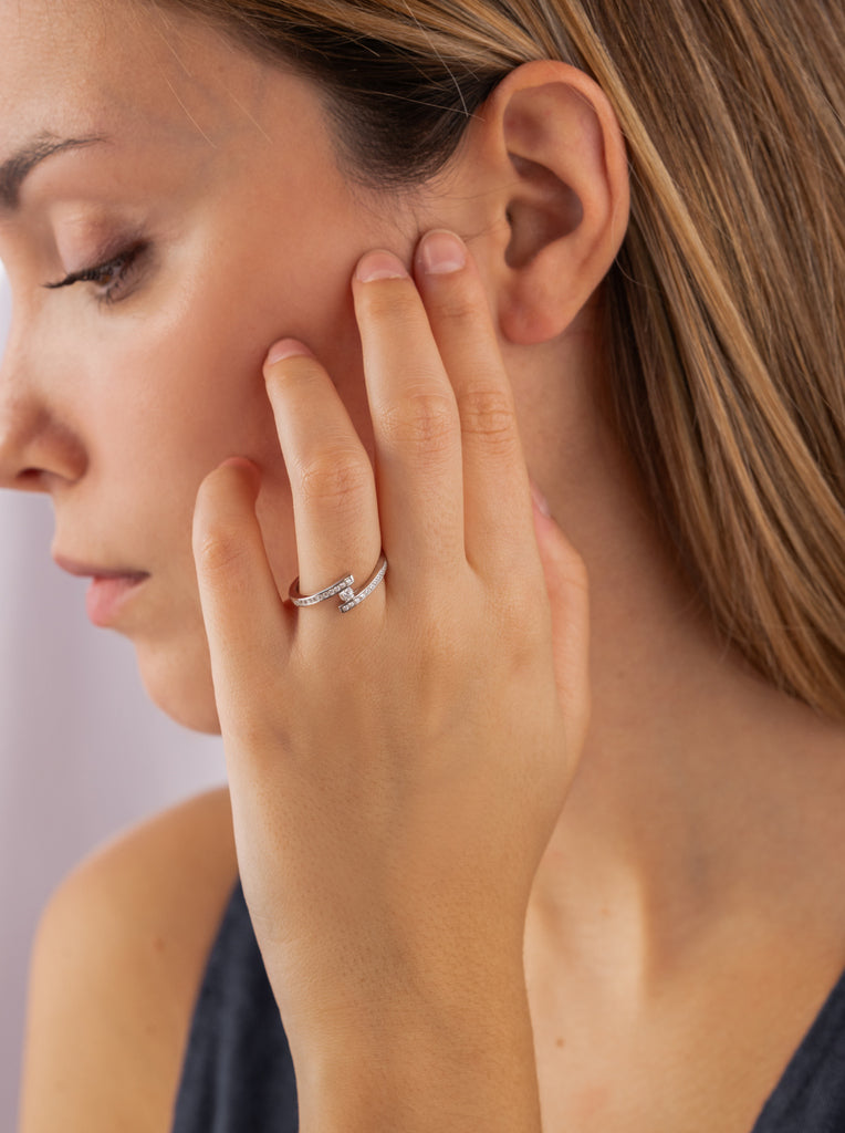 Anillo fino con circonitas de plata semiabierto