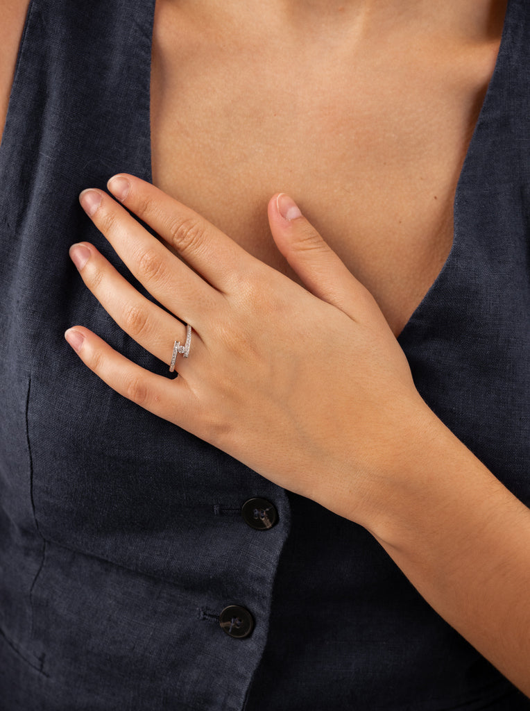 Anillo fino con circonitas de plata semiabierto