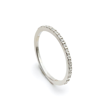 Anillo fino de plata con circonitas diseño minimal