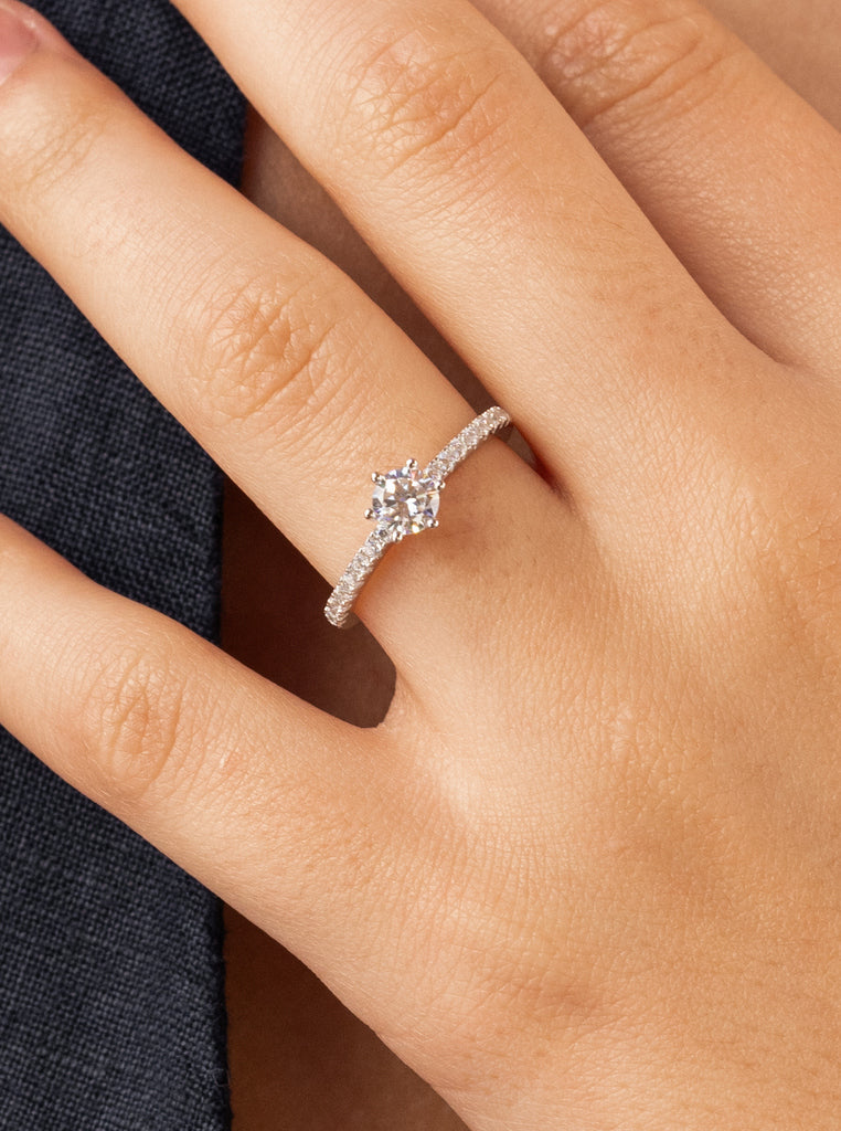 Anillo solitarrio fino de plata con mini circonitas.