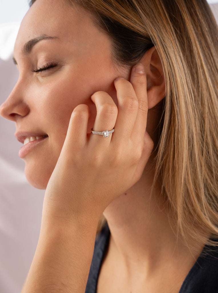 Anillo solitario con doble fila de mini circonitas