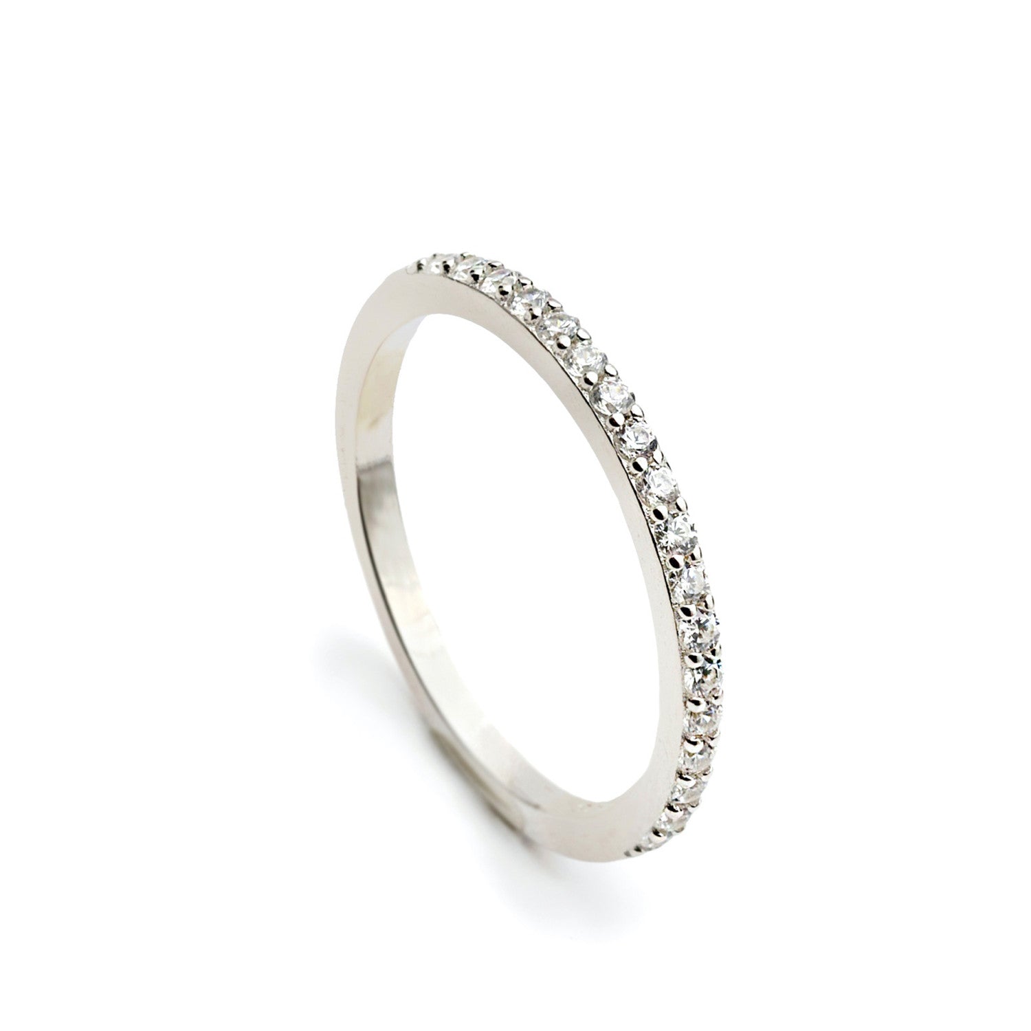 Anillo fino con circonitas de plata diseño simple