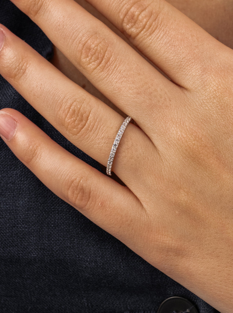 Anillo fino con circonitas de plata diseño simple