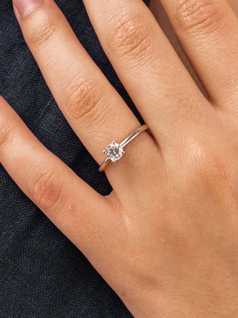 Anillo solitario de plata fino diseño simple